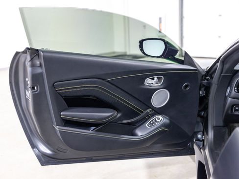 Used 2022 Aston Martin V8 Vantage Coupe RWD image 27