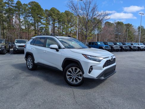 Used 2023 Toyota RAV4 XLE Premium image 3