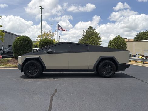 Used 2024 Tesla Cybertruck AWD Crew Cab image 12