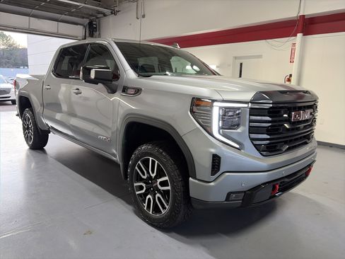 Used 2023 GMC Sierra 1500 AT4 w/ Technology Package image 5