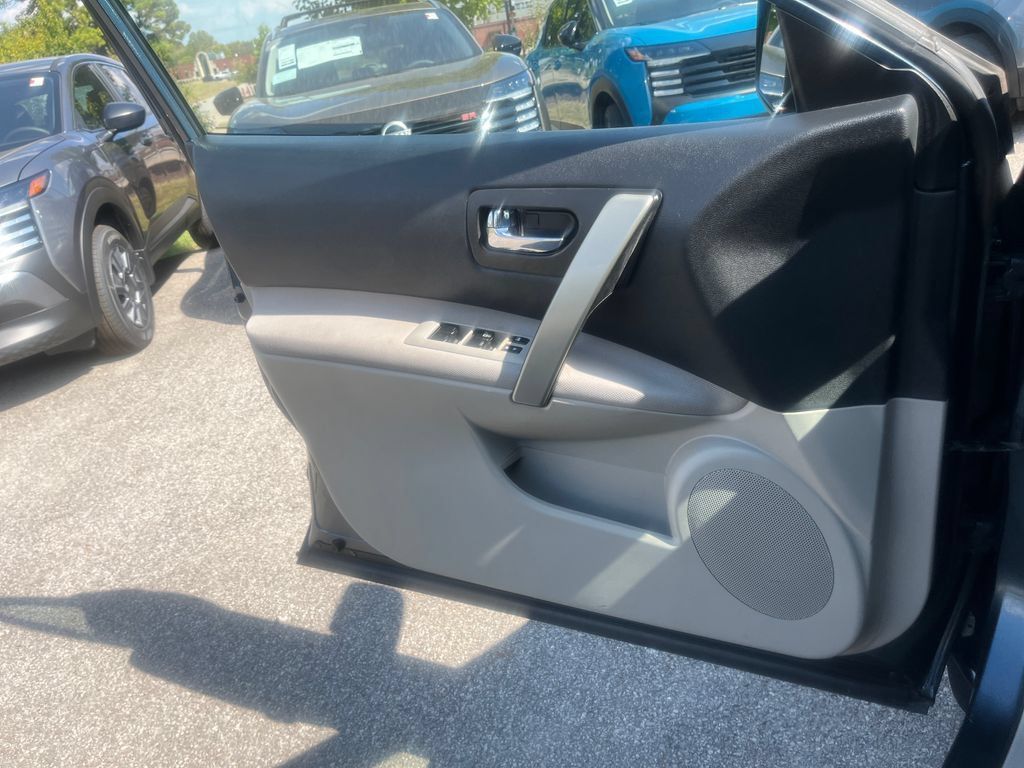 Used 2015 Nissan Rogue S w/ Convenience Package FWD image 4