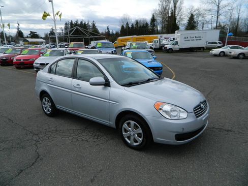 Used 2011 Hyundai Accent GLS image 2
