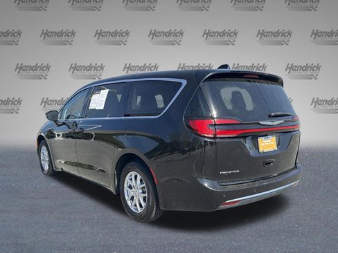 Used 2023 Chrysler Pacifica Touring-L FWD image 7