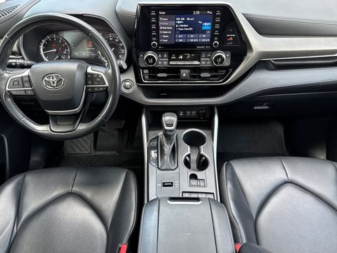 Used 2022 Toyota Highlander XLE FWD image 14