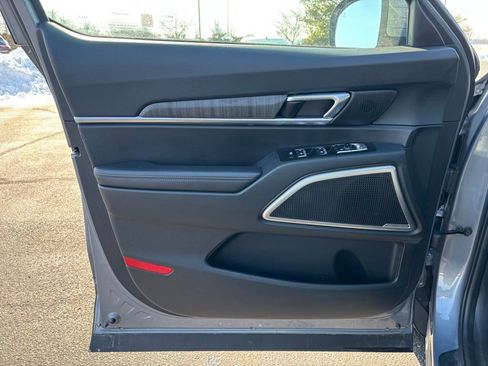 Used 2024 Kia Telluride EX w/ EX Captain's Chair Package image 12