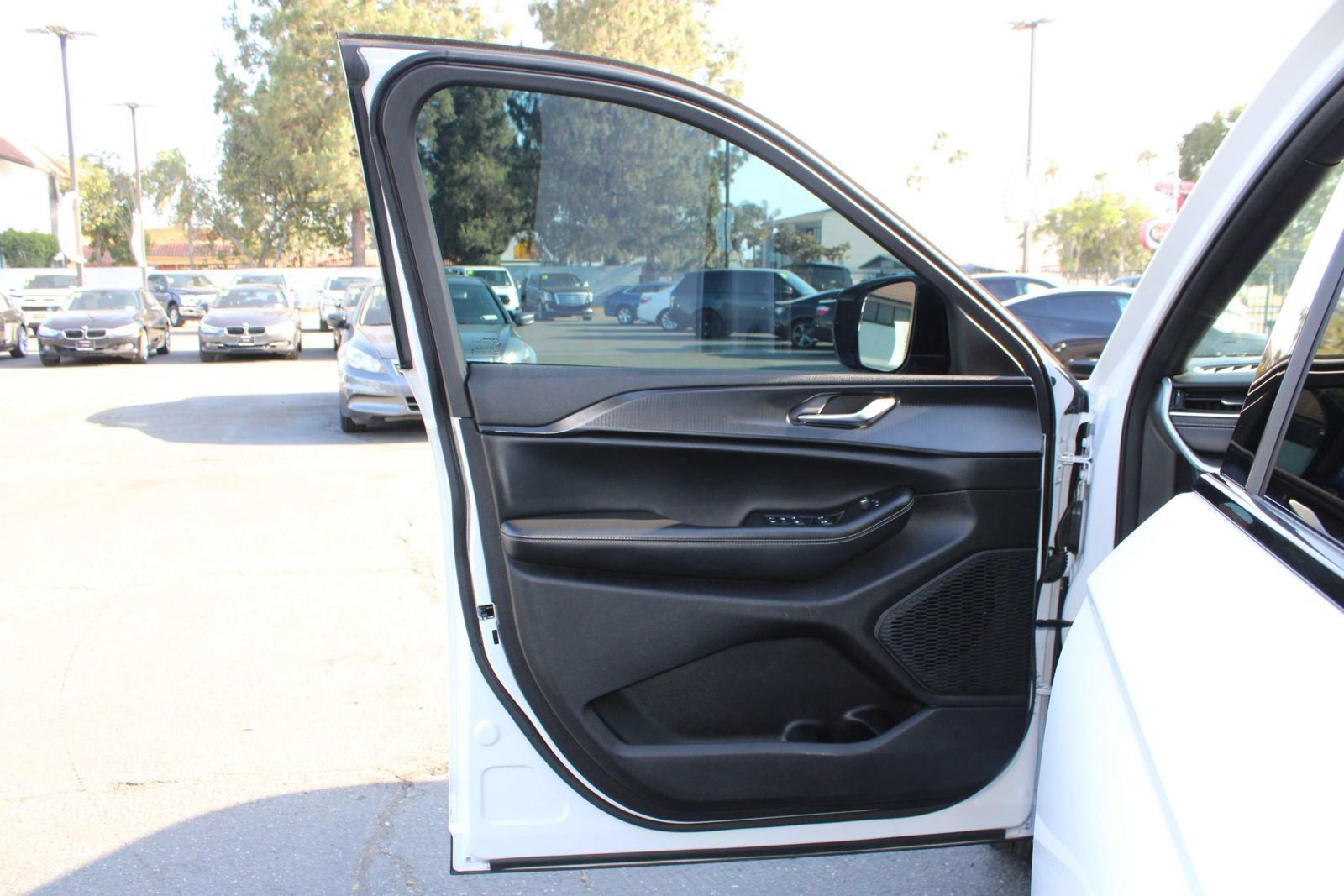 Used 2023 Jeep Grand Cherokee L Laredo RWD image 7