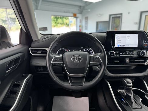 Used 2024 Toyota Highlander LE image 19
