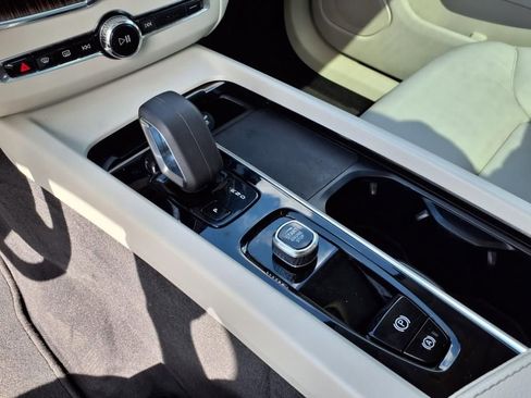 Used 2022 Volvo XC60 B5 Momentum image 11