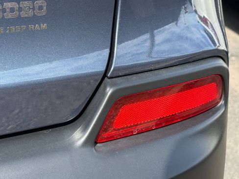 Used 2021 Jeep Cherokee Latitude Plus image 12