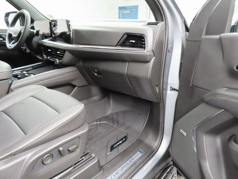 Used 2025 Chevrolet Suburban Premier image 33