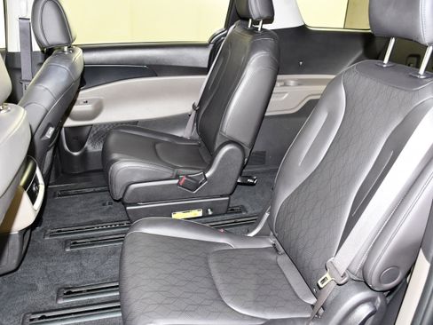 Used 2025 Kia Carnival FWD image 46