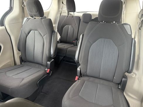 Used 2022 Chrysler Voyager LX FWD image 11