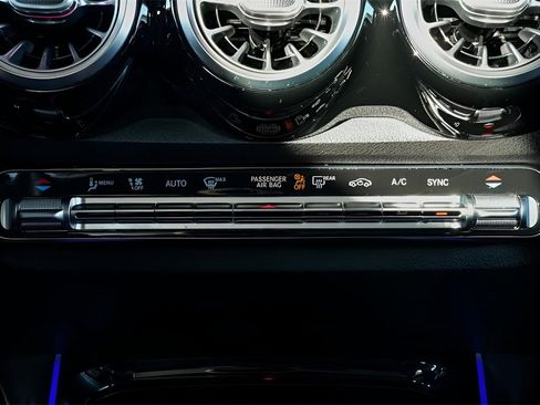 Used 2021 Mercedes-Benz GLB 250 GLB 250 image 40