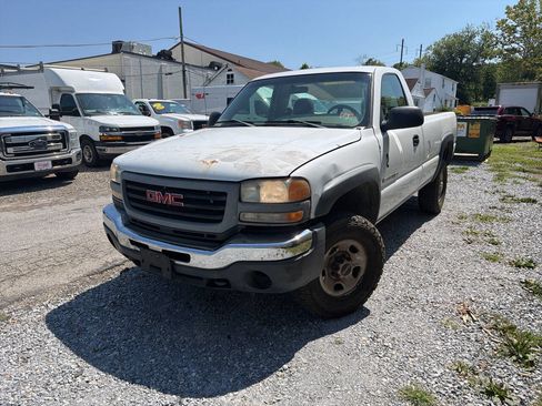 Used 2004 GMC Sierra 2500 W/T RWD image 2