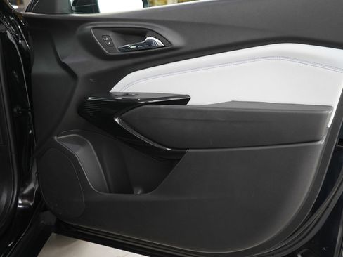 Used 2024 Chevrolet Trax LT w/ Sunroof Package image 11