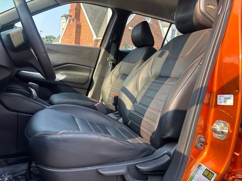 Used 2019 Nissan Kicks SR w/ SR Premium Package FWD image 17