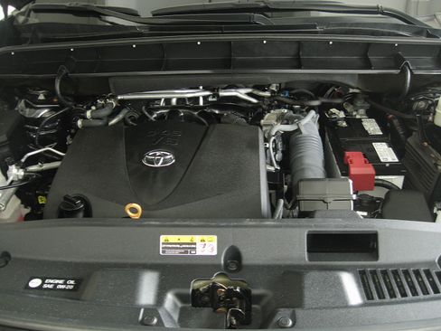 Used 2022 Toyota Highlander XLE image 32