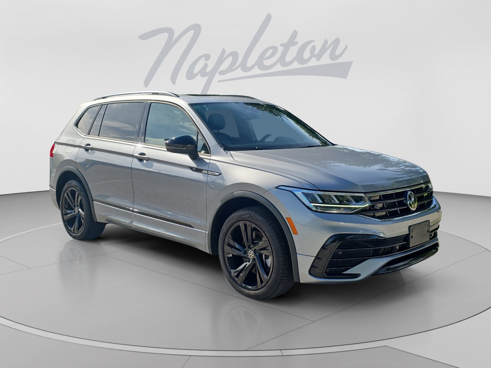 Used 2024 Volkswagen Tiguan SE R-Line AWD/4WD image 8