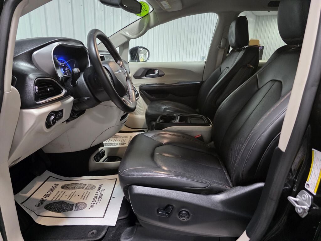 Used 2020 Chrysler Pacifica Touring-L FWD image 9