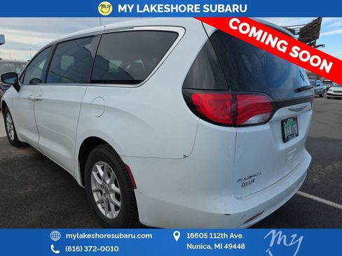 Used 2018 Chrysler Pacifica LX image 7