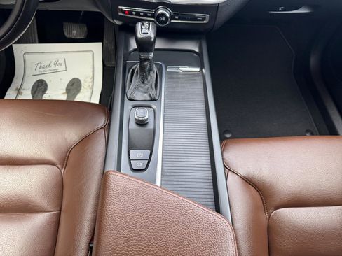 Used 2018 Volvo XC60 T6 Momentum w/ Vision Package image 14