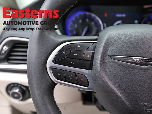 Used 2024 Chrysler Pacifica Touring-L FWD image 15