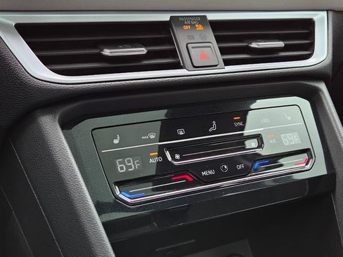 Certified 2025 Volkswagen Taos SE w/ Panoramic Sunroof Package FWD image 29