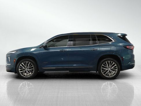 Used 2025 Buick Enclave Avenir w/ Super Cruise Package image 2
