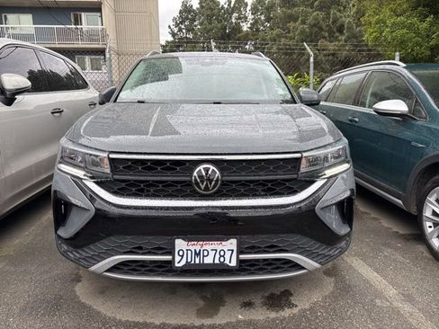 Certified 2022 Volkswagen Taos SE image 2