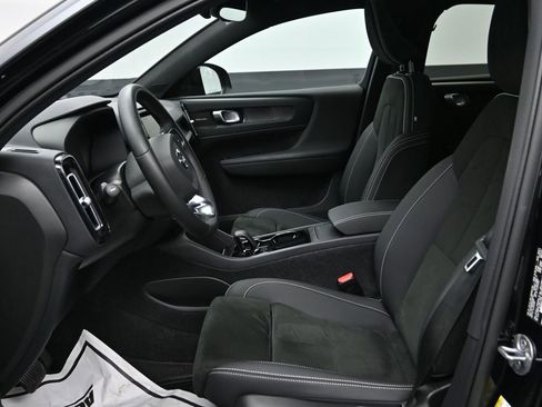 Used 2023 Volvo C40 P8 Recharge Ultimate image 9