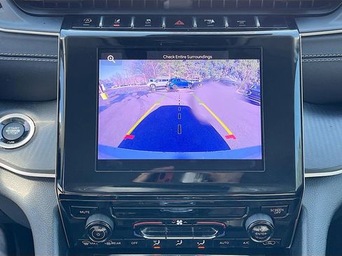 Used 2023 Jeep Grand Cherokee L Laredo image 16