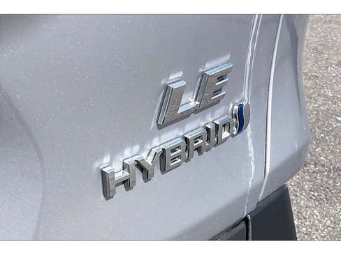 Used 2021 Toyota RAV4 LE AWD/4WD image 9