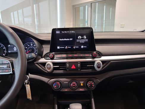 Used 2024 Kia Forte LXS w/ LXS Technology Package image 16