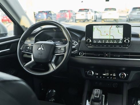 Used 2024 Mitsubishi Outlander SE image 27