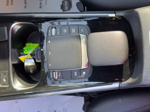 Used 2022 Mercedes-Benz GLB 250 GLB 250 w/ Premium Package Lite image 17