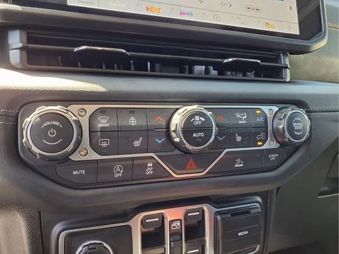 Used 2025 Jeep Gladiator Sport AWD/4WD image 19