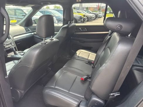 Used 2019 Ford Explorer XLT w/ Equipment Group 202A AWD/4WD image 14