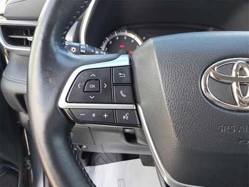 Used 2023 Toyota Highlander XLE image 32