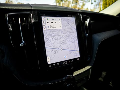 Used 2025 Volvo XC60 B5 Plus image 24