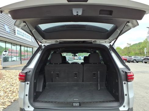 Used 2022 Chevrolet Traverse LT w/ LPO, Cargo Package FWD image 10