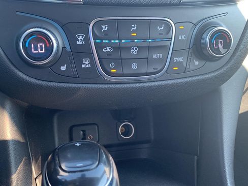 Used 2018 Chevrolet Equinox LT FWD image 15