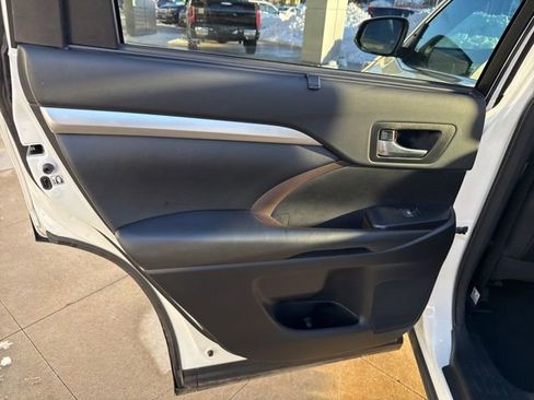 Used 2018 Toyota Highlander XLE image 27