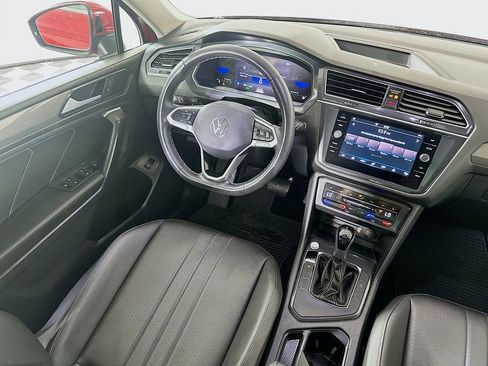 Used 2024 Volkswagen Tiguan SE FWD image 17