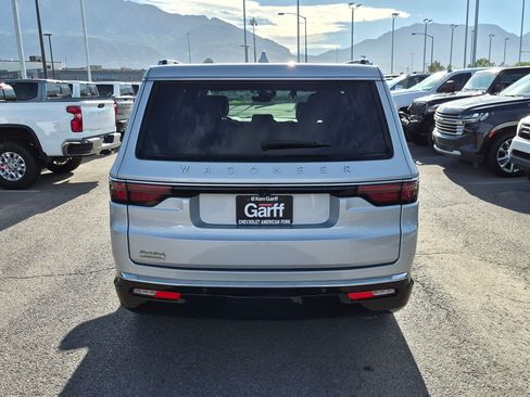 Used 2023 Jeep Wagoneer 4WD image 4