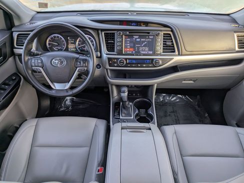 Used 2019 Toyota Highlander XLE image 24