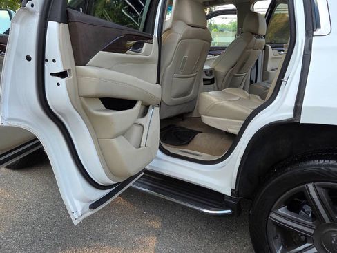 Used 2017 Cadillac Escalade Luxury AWD/4WD image 37