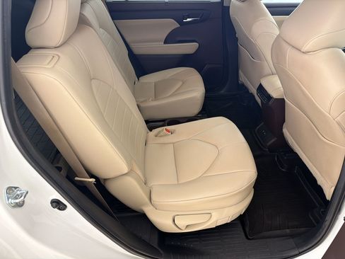 Used 2020 Toyota Highlander XLE AWD/4WD image 30