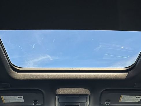 Used 2024 Chevrolet Traverse Z71 image 16