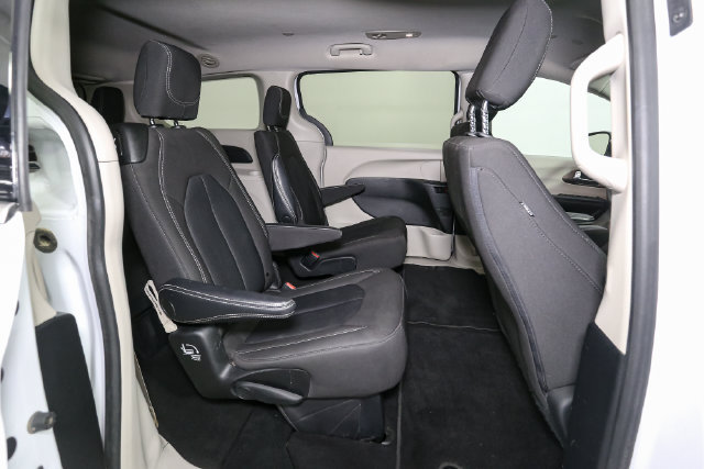 Used 2022 Chrysler Voyager LX FWD image 18