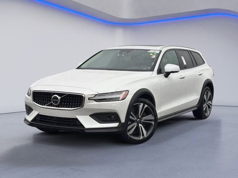 Used 2025 Volvo V60 B5 Cross Country Plus AWD/4WD image 2